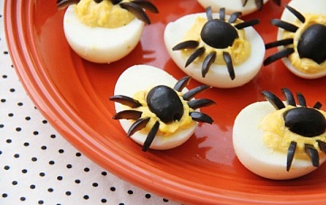 Идеи для Хэллоуина: фаршированные яйца «черная вдова»